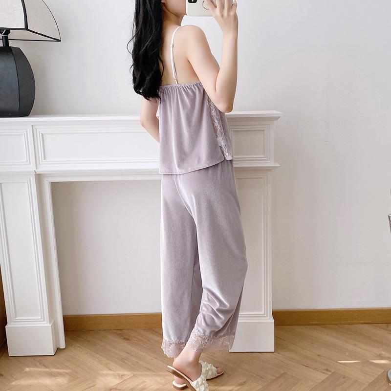 Damski trzyczęściowy zestaw piżamowy z aksamitnej koronki – koszulka na ramiączkach, długie spodnie i szlafrok.