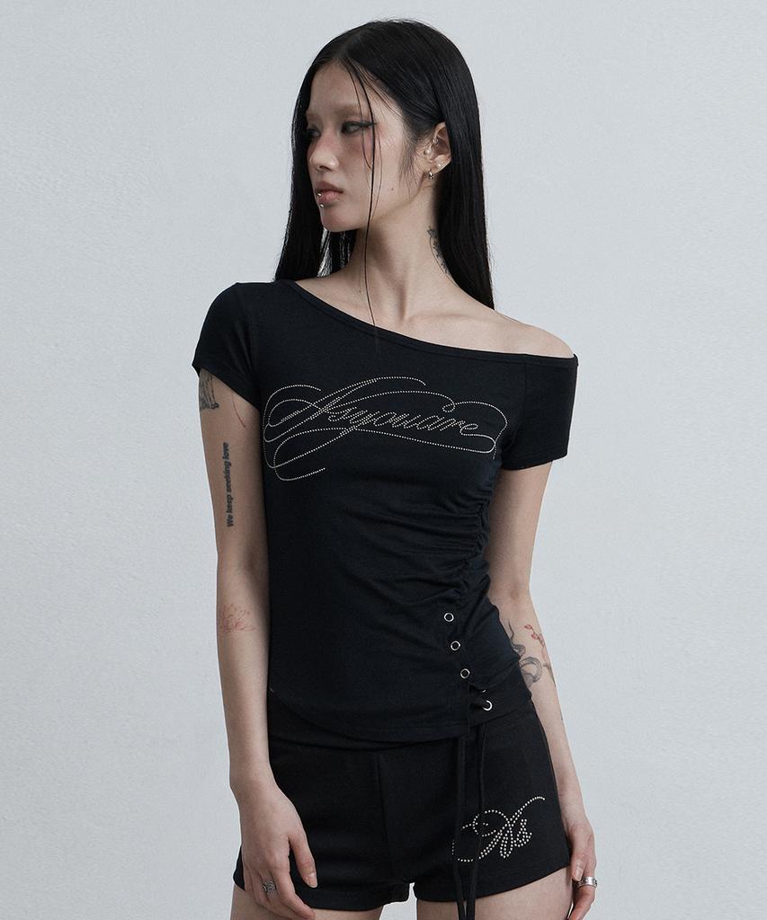 Aejeuyua Button Incision One-Shoulder Tee Black