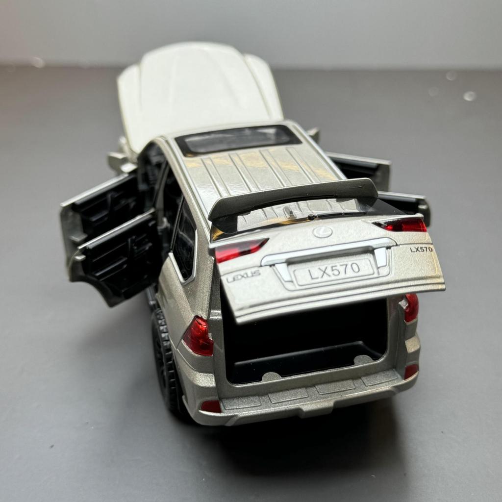 1/32 Scale LEXUS LX570 SUV Alloy Off Road Diecast Metal Model Fine Model Collection Computer Desktop Ornaments Children Birthday Gift