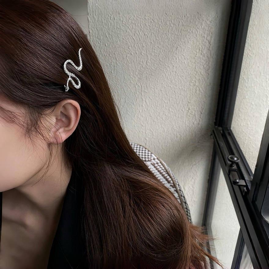 European & American Snake-Shaped Hairpins: Cool, Retro Dark Niche Hair Accessories for Side Bangs.