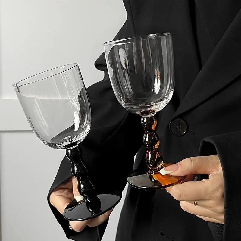 Dreifachperlenbecher mit hohem Fuß Kreative Buntglas-Kelche Kontrastfarbige Weingläser Schlichte Heim-Trinkbecher Personalisierte Geschenke