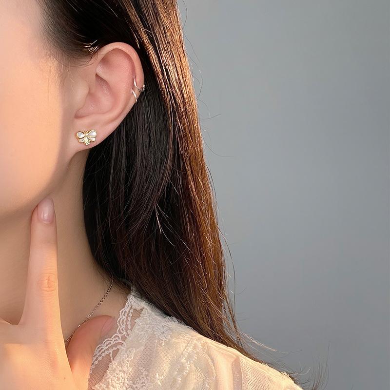 Cute Diamond-inlaid Shell Little Bee Earrings for Women Sweet Students Everyday Versatile Earrings