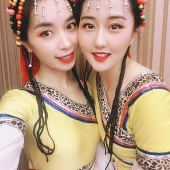 Tibetské etnické dámské vlasové doplňky: Květinové pokrývky hlavy a šperky