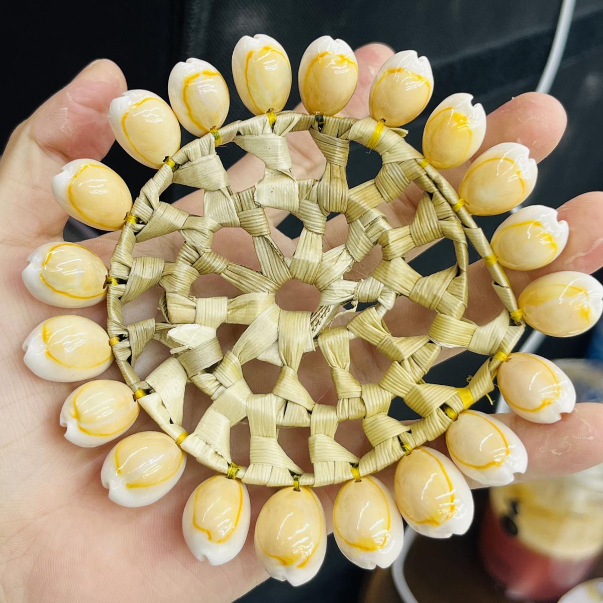 

1Pc, Natural Shell Woven Coaster Boho Coastal Wall Hanging Handmade Seashell Rattan Decor for Beachy Tabletop & Bohemian Home Accents 10cm 1Pc/100mm