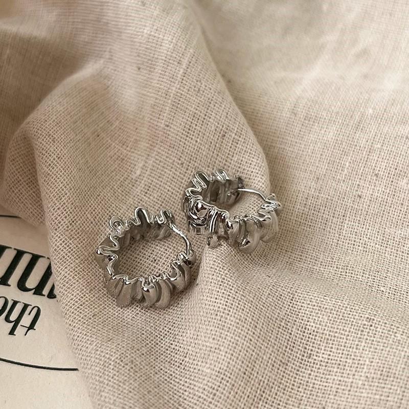 

Fashionable Retro Irregular Wave Pleated Earrings, Neutral Personalized and Simple Daily Jewelry Gifts срібний