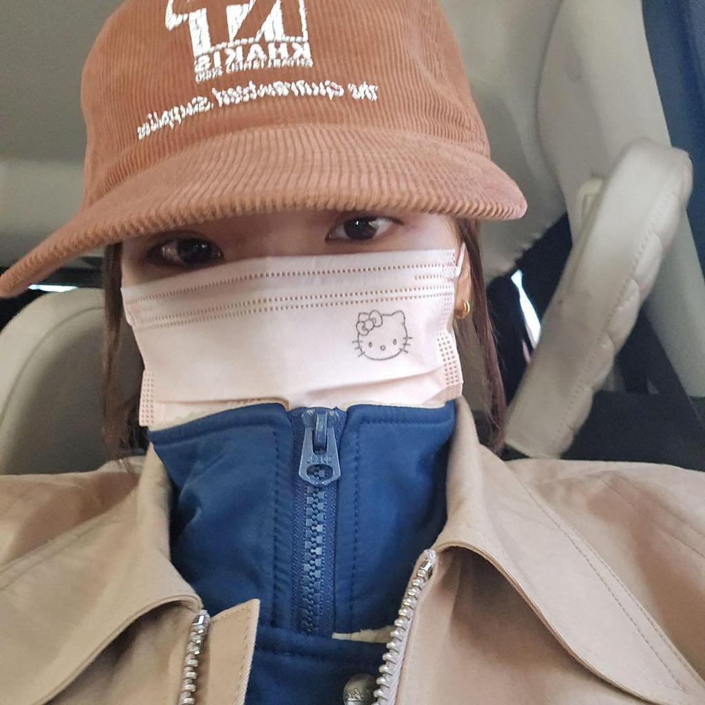 [USED] Chaewon wears a brown corduroy cap in khakis.