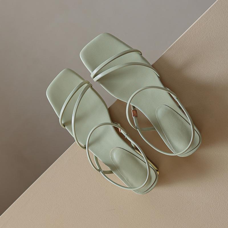 2025 Sommer neue einfache Sandalen mit eckiger Spitze und dünnen Riemen, Damen flache Sohle Ein-Wort mit offener Zehe Römerschuhe Damen