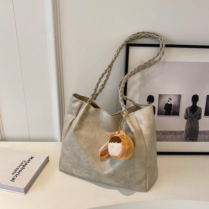 Trendy Fashionable Shoulder Bag For Women In Chic Colors Ideal For Commute And Casual Outings