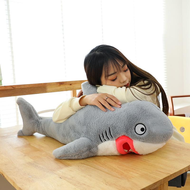 Lustiges rotlippiges Haifisch-Stofftier Lustige Megalodon-Haifischpuppe, schlafend mit Armen und Beinen auf dem Bett, Kissen umarmend