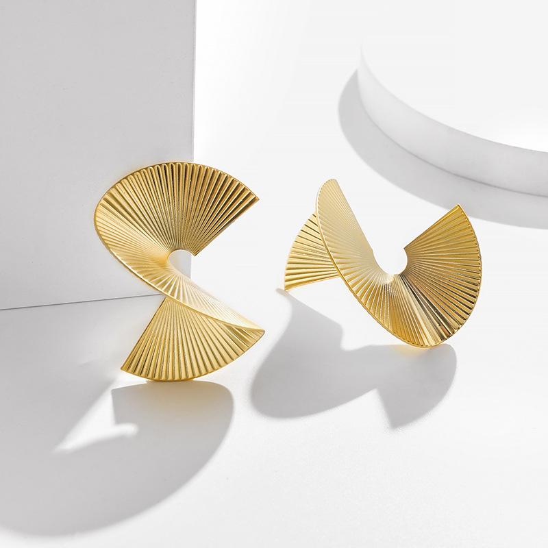 Retro Punk Irregular Spiral Fan Blade Clip Earrings Non Pierced for Women Exaggerated Metal Earrings Clips Jewelry