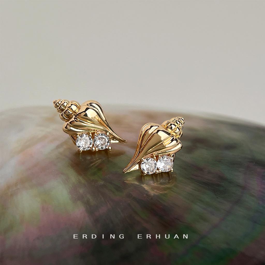 Ocean department! Designer needle slightly inlaid zircon-plated conch stud earrings, new summer earrings.