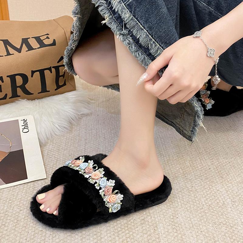 

Модные новые пушистые тапочки с цветами, плюшевые женские тапочки на толстой подошве для дома зимой, 2025 новые хлопковые тапочки большого размера на плоской подошве 42-43 чёрный
