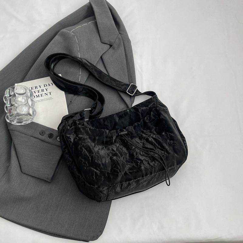 Stylish And Modern Canvas Tote Bag For Women With Large Capacity Perfect For Daily Use