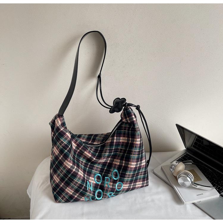 Повседневная клетчатая сумка большой вместимости женская 2025 новая ретро нишевая дорожная парусиновая сумка корейская версия тренд сумки через плечо