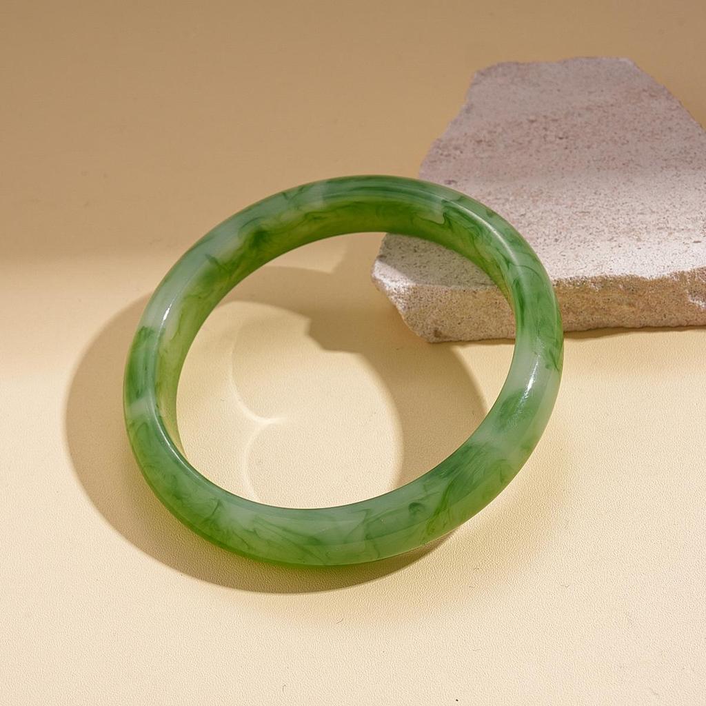 Unique Retro Resin Bracelet: Personalized Fashion Jewelry for Women