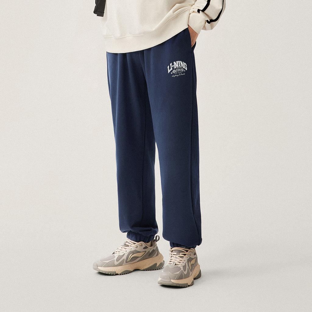 Li Ning Sports Lifestyle Serie American Vintage Schlichte Lockere Passform Kordelzug Bündchen Lässige Strick-Jogginghose Herren Unterteile Tiefmarineblau AKLU939-1