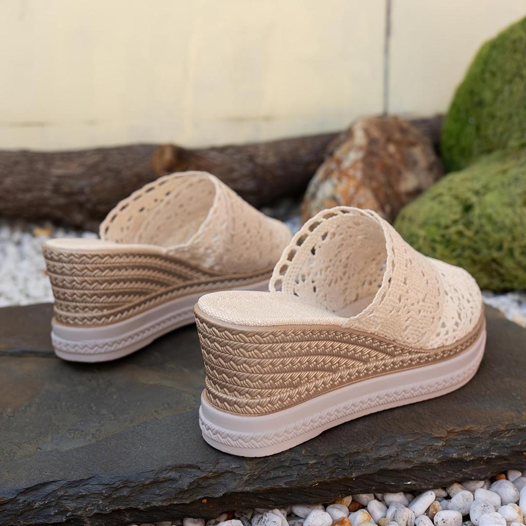Mules de cuña sin cordones de verano para mujer | Parte superior de tela transpirable con puntera cerrada | Suela gruesa de PU | Diseño calado beige informal, zapatos tipo mule