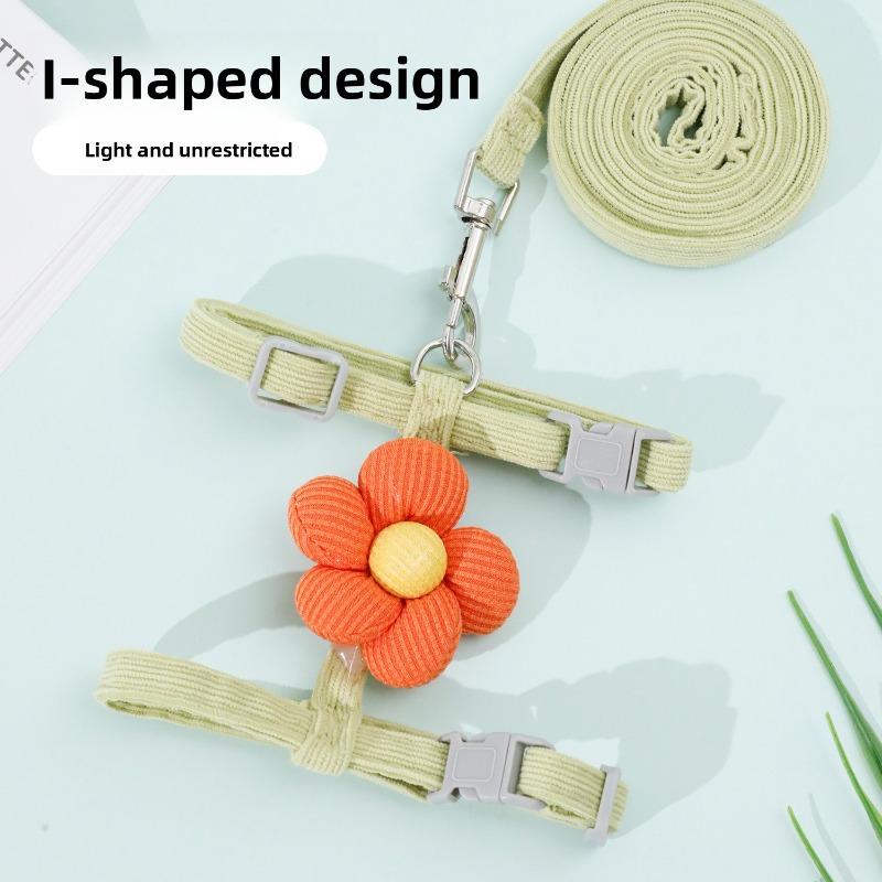 רצועה לחתול בסגנון "צורת L" עם דוגמת פרחים. רצועת הליכה לחתול עם רתמת חזה מתכווננת בסגנון אפודה.