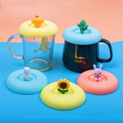 Tassenabdeckung Ungiftiges Silikon Rund Universal Wasserbecherdeckel Staubdicht Kaffeetasse Versiegelter Deckel mit Löffelhalter Hitzebeständiger Deckel