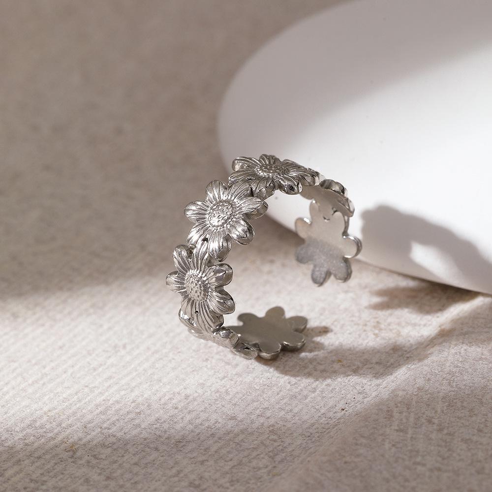 Gold-Plated Stainless Steel Adjustable Flower Ring for Women - Durable, Fade-Resistant, Versatile Titanium Steel Design.