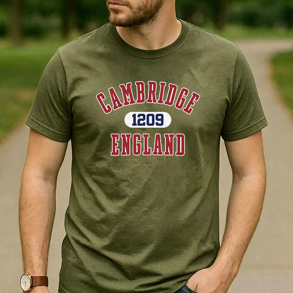 Cambridge Inghilterra Fondata 1209 Grafica Lettera Varsity T-shirt Unisex Girocollo Manica Corta Viaggio Fan Regalo Vacanze Maglietta