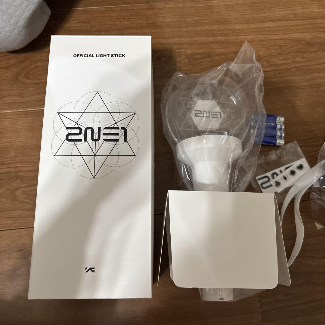 

[USED] 2NE1 official penlight