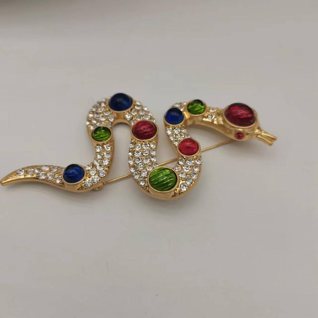 SKEDS Women Men Fashion Exquisite Colorful Rhinestone Snake Brooch Pin Elegant Lady Crystal Shining Animal Badges Corsages