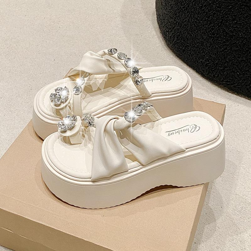 French Beautiful Slippers Women's Summer Wear Fashion 2025 New Feeling Rhinestone Cover Toe Pinch Thick Bottom Sandals