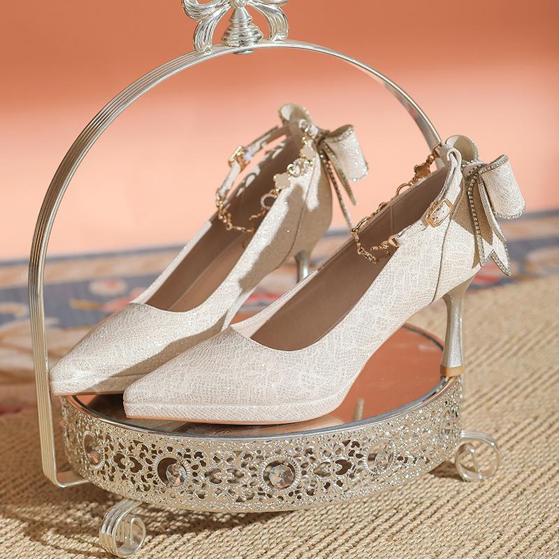 

Показ шампанского свадебного платья и две женщины, обутые в свадебные туфли, женские тонкие каблуки не утомляют, высокие каблуки, высокие каблуки, водонепроницаемая платформа, свадебные туфли 39