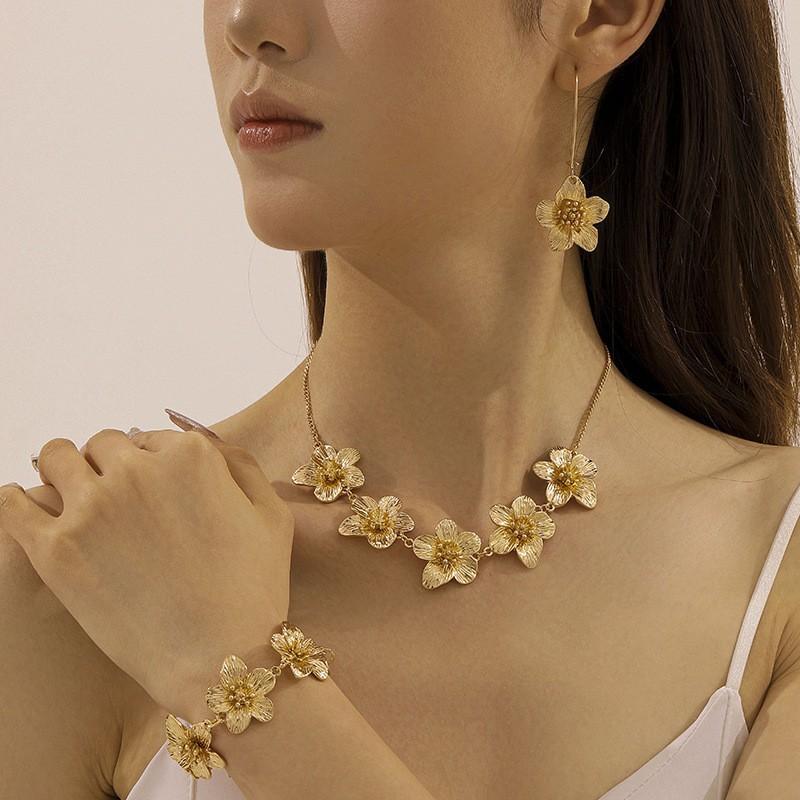 Fashion retro ins trend exaggerated multi-element metal tassel love flower peach heart lady item