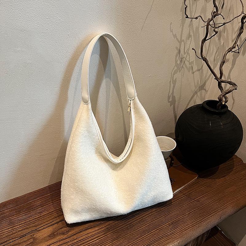 

Ретро повседневная сумка-тоут большой вместимости женская 2025 осень и зима новый модный тренд сумка подмышку для поездок на работу универсальная женская сумка