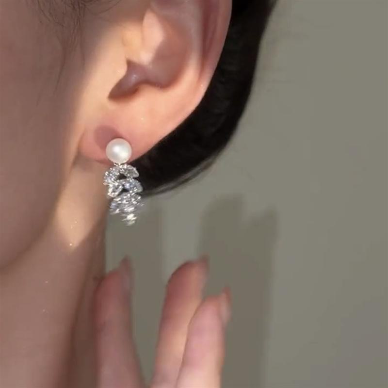 Eleganckie Kolczyki z Liściem Cyrkonii i Perłowym Chwostem dla Kobiet - Wszechstronne i Modne Dodatki