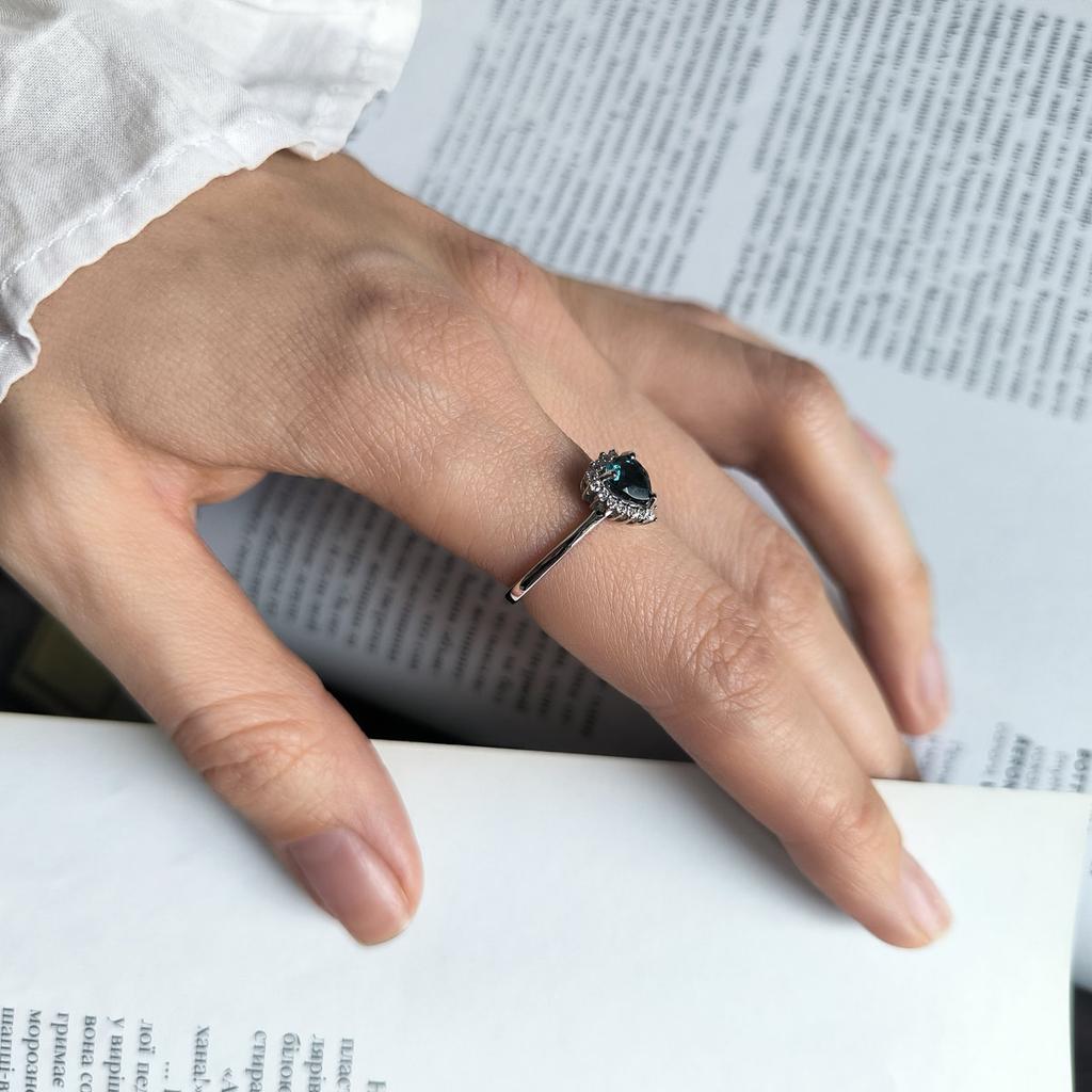 Серебряное кольцо с топазом Лондон Блю 0.945ct, фианитами, вес изделия 2,07 гр (2204572)