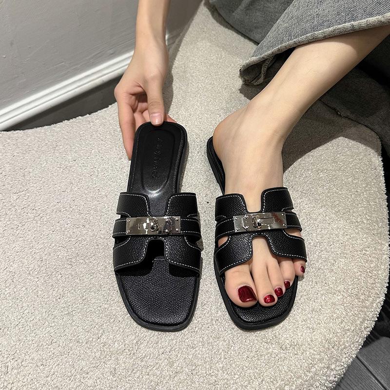 Korean high-end feeling~ slippers women's outer wear 2025 summer seaside beach shoes one-word flat-bottom lock cool slippers