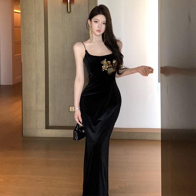 

Женское легкое роскошное платье высокого класса из черного бархата с вышивкой на подтяжках L чёрный