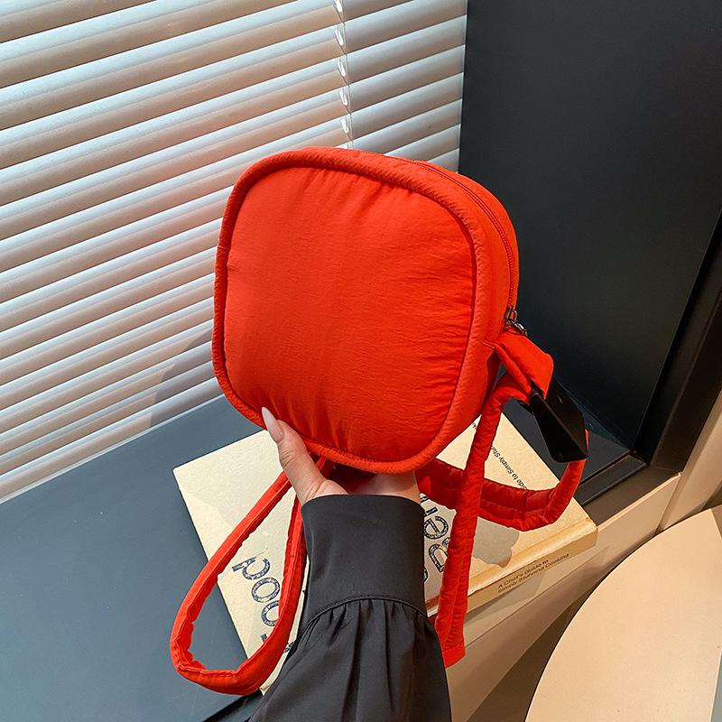 

Japanese-Style Lightweight Crossbody Bag: Unisex Round Shoulder & Phone Bag in Solid Colors 17*6*17 cm