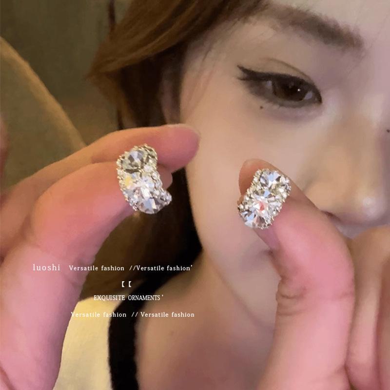 Elegante europäische und amerikanische Statement-Creolen für Damen – Luxuriöses, modisches Design für Herbst/Winter.