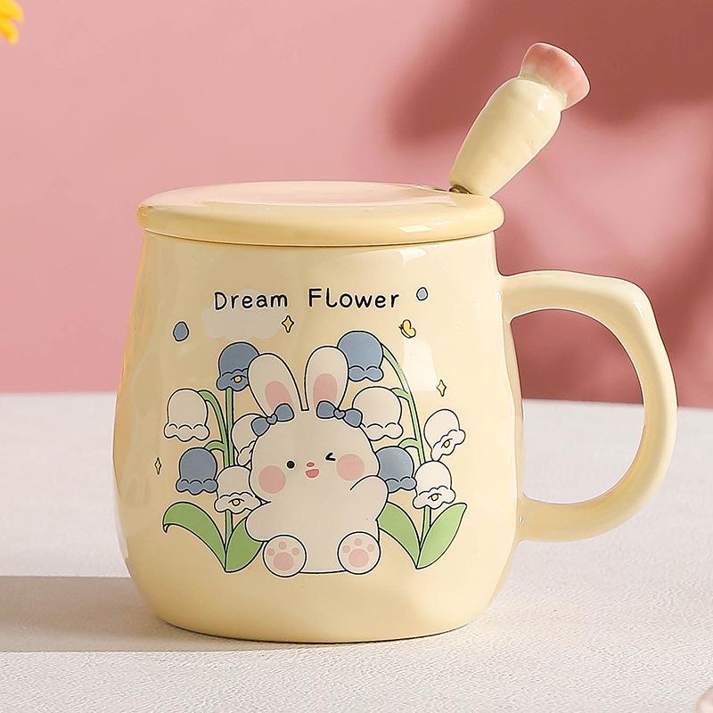 

Керамическая кружка с крышкой и ложкой с высоким внешним видом и милой девушкой, пьющей воду, для дома, офиса, сувенирная кружка 401-500ml