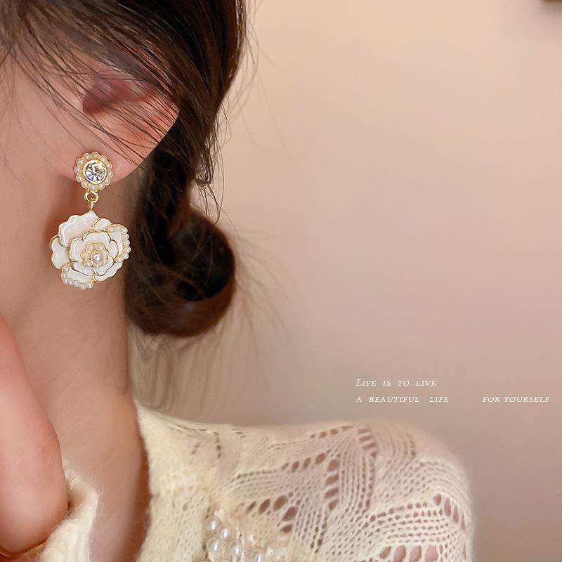 Pearl-set Diamond Drip Oil Camellia Earrings French Retro Niche Versatile Stud Earrings Wholesale