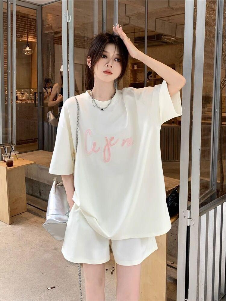 

Женский летний вышитый комплект из двух предметов: Футболка с коротким рукавом и шорты с высокой посадкой и широкими штанинами M белый