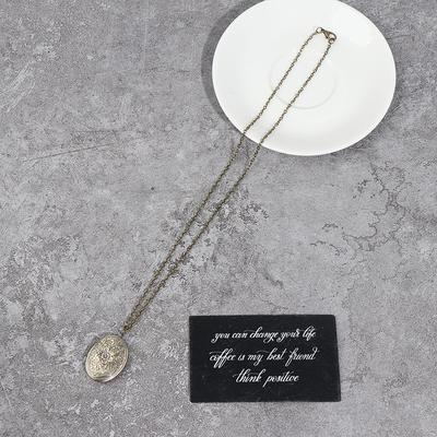 Collana con ciondolo a forma di medaglione a strisce con fiore intagliato, in ottone vintage, con scatola portafoto apribile