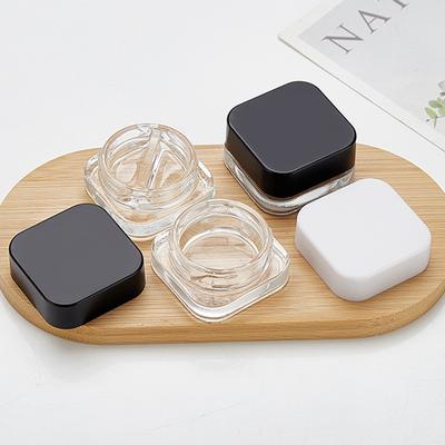 1 vnt. 9 ml stiklinis kvadratinis indelis odos priežiūrai, paakių kremo indeliai, losjono indelis, papildomas buteliukas, makiažo, akių šešėlių laikymo kosmetinė