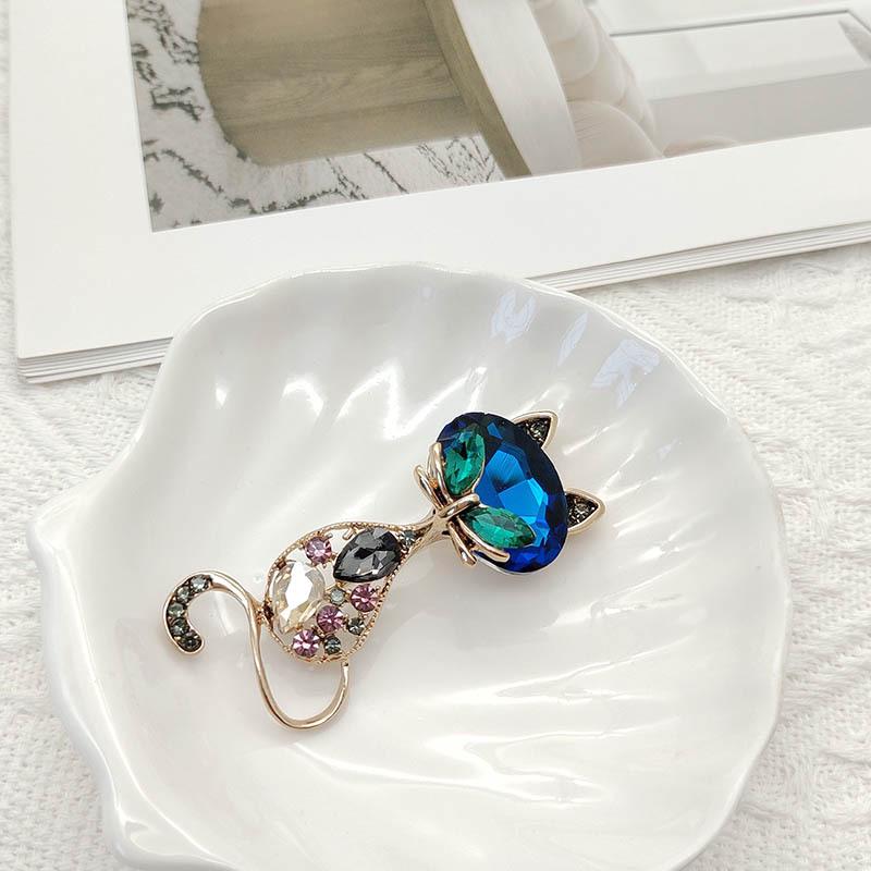 Crystal Cat Brooch - Elegant Women's Corsage, Unique Cute Animal Pin, Fashion Accessory for Clothing