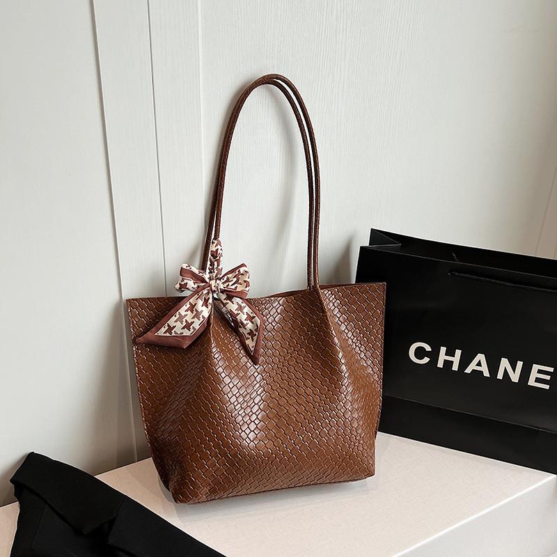 Classy Everyday Tote Bag For Women In Fashionable Colors Designed For Commuting And Casual Use