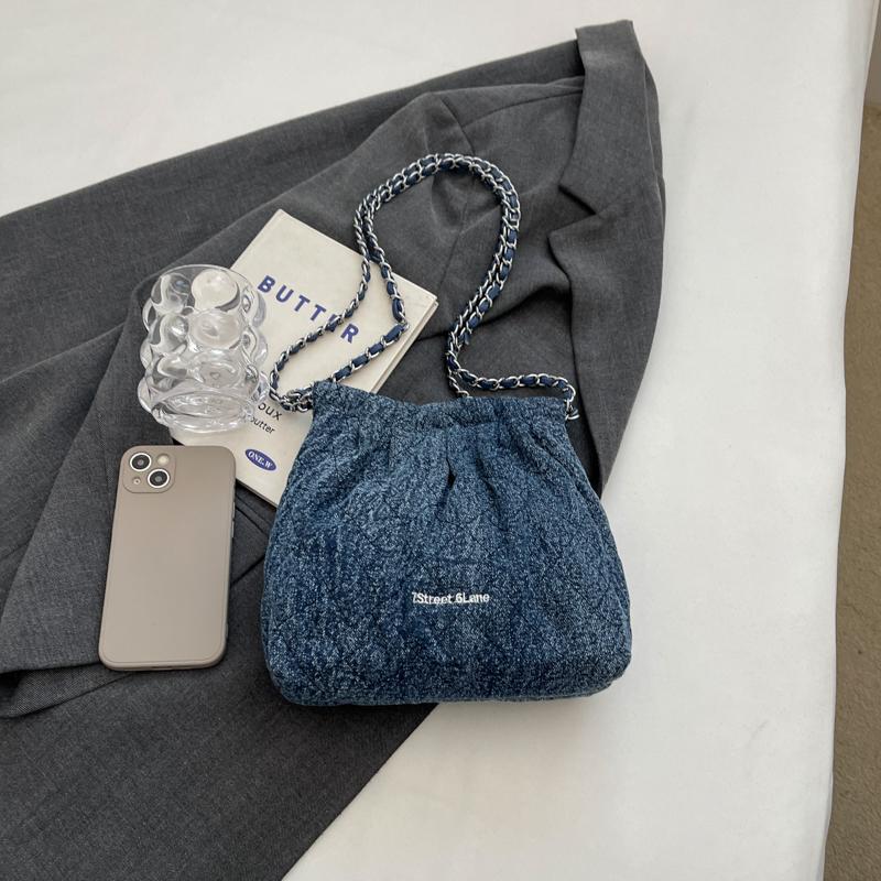 A solid color cloth bag shoulder bag, can be carried across the body, fashion popular style, to meet the daily commute for women