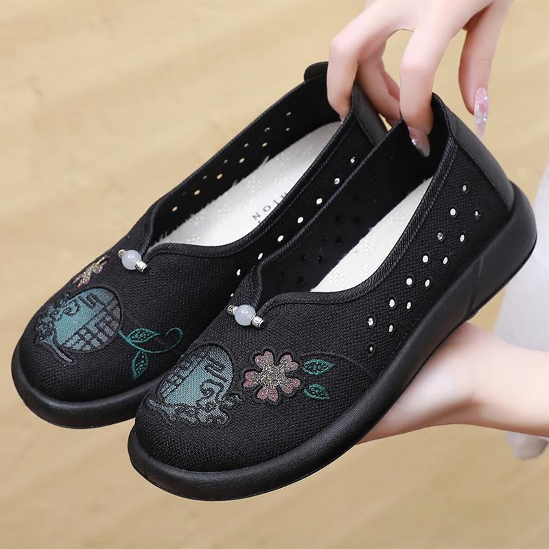 

Летняя обувь для мам високосного месяца, обувь из ткани Пекин, женская обувь с мягкой подошвой, нескользящая, для пожилых женщин, 2025, новая дышащая обувь для бабушек 40 чёрный