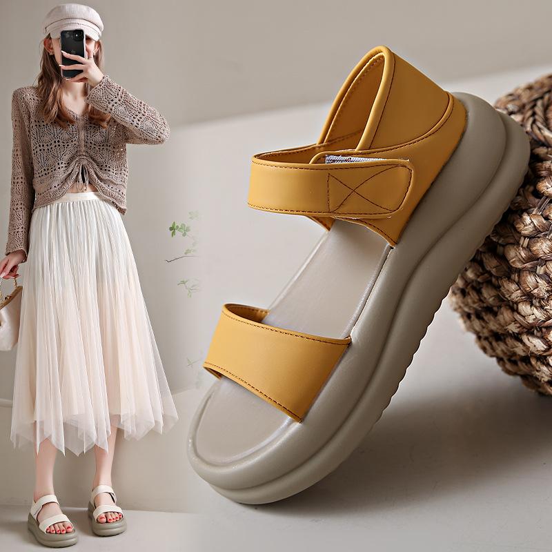 

Женские пляжные тапочки с открытым носком и танкеткой 35