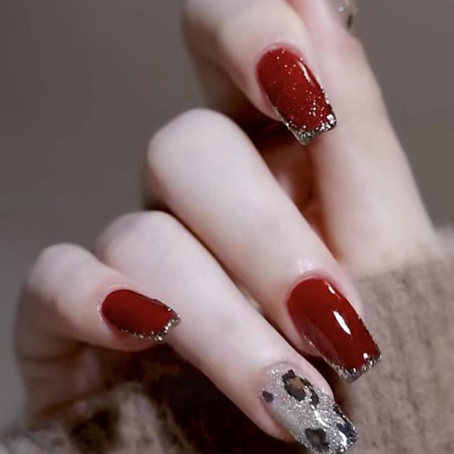 Handgemachte Schöne Nagelkunst Für Frauen Winter Leopardenmuster Weihnachten Kirschrot Karamell