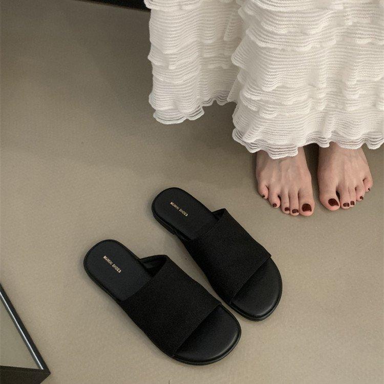2025 summer new casual versatile flat-bottomed slippers women's one-word sandals fashion high-end outdoor simple tide