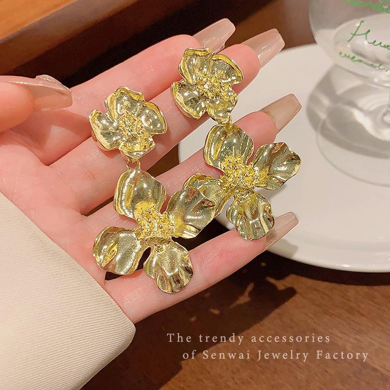 European and American high-end sense gold exaggerated flower earrings women s light luxury atmospheric design sense stud earrings retro ears